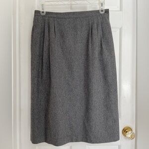 Beautiful vintage Gray wool skirt by Leslie Fay size 14
